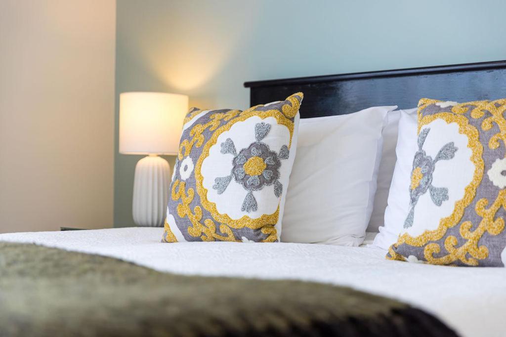 נלסון Palazzo Motor Lodge מראה חיצוני תמונה A bed with decorative pillows
