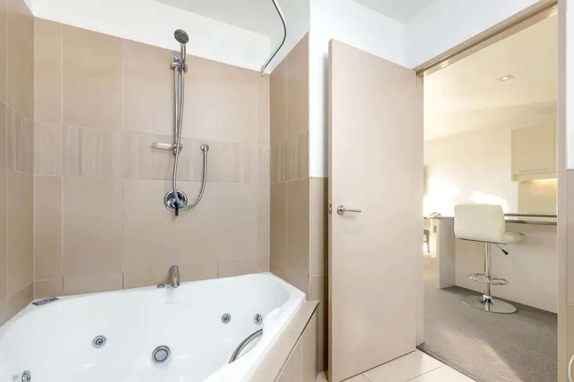 נלסון Palazzo Motor Lodge מראה חיצוני תמונה A shower over a bathtub
