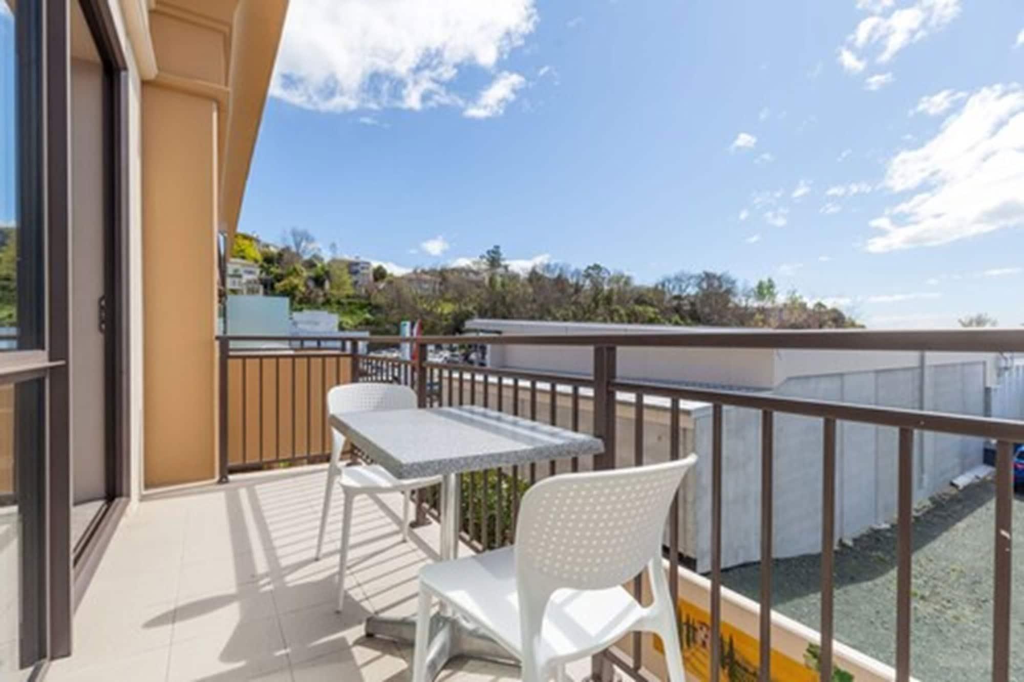 נלסון Palazzo Motor Lodge מראה חיצוני תמונה A balcony