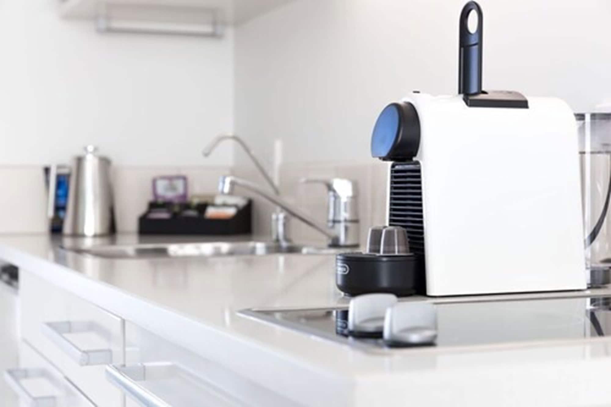 נלסון Palazzo Motor Lodge מראה חיצוני תמונה A Nespresso Inissia machine