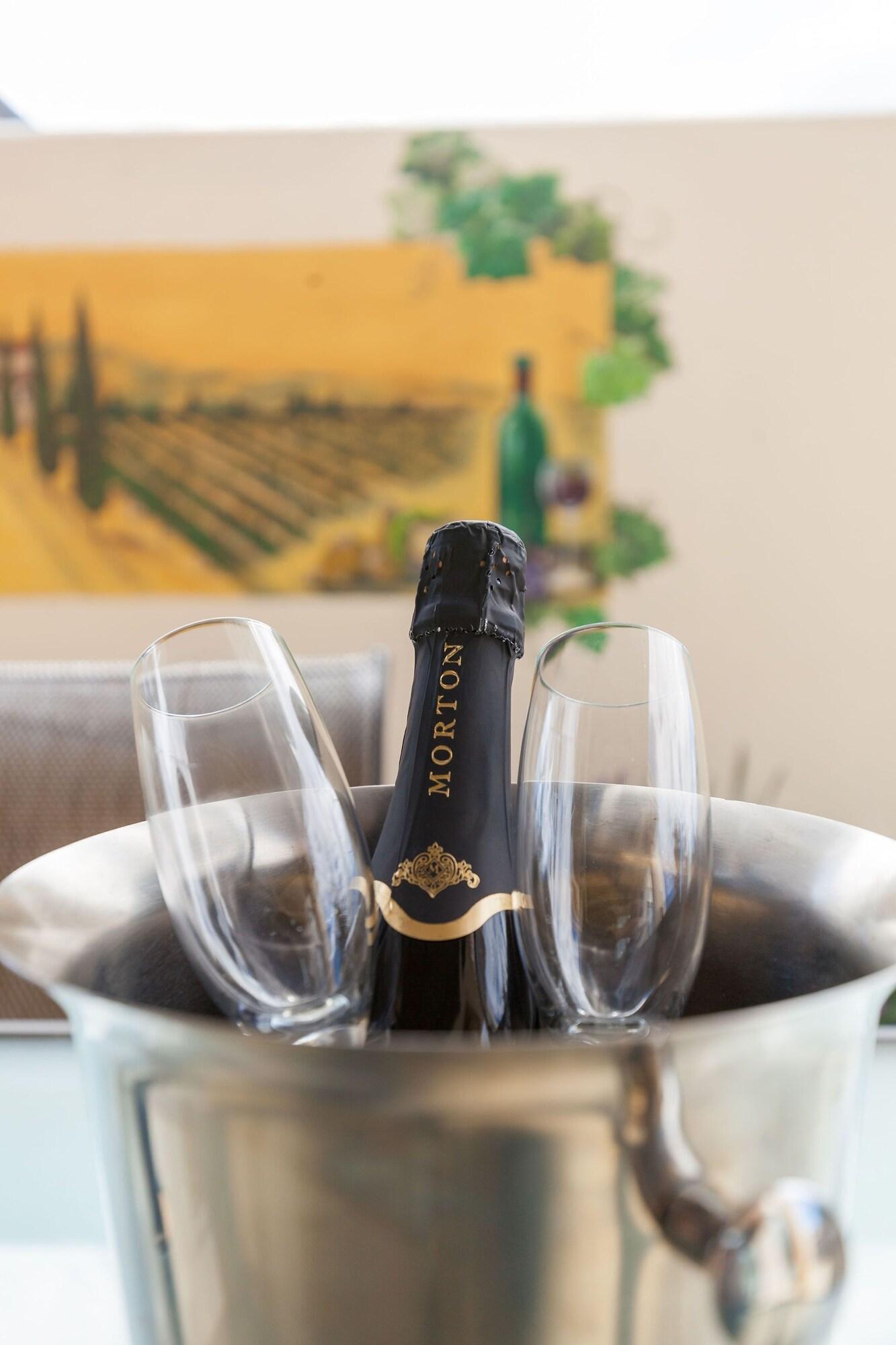 נלסון Palazzo Motor Lodge מראה חיצוני תמונה A bottle of English sparkling wine