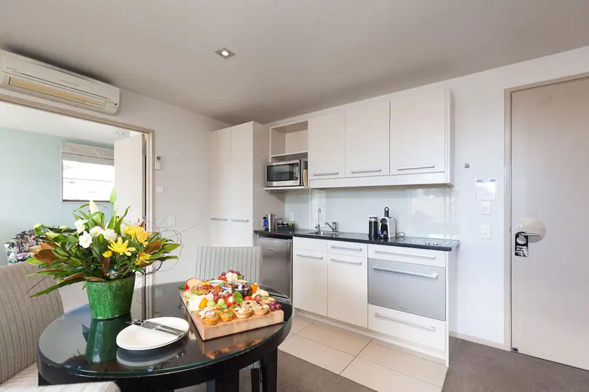 נלסון Palazzo Motor Lodge מראה חיצוני תמונה A typical kitchen in a serviced apartment