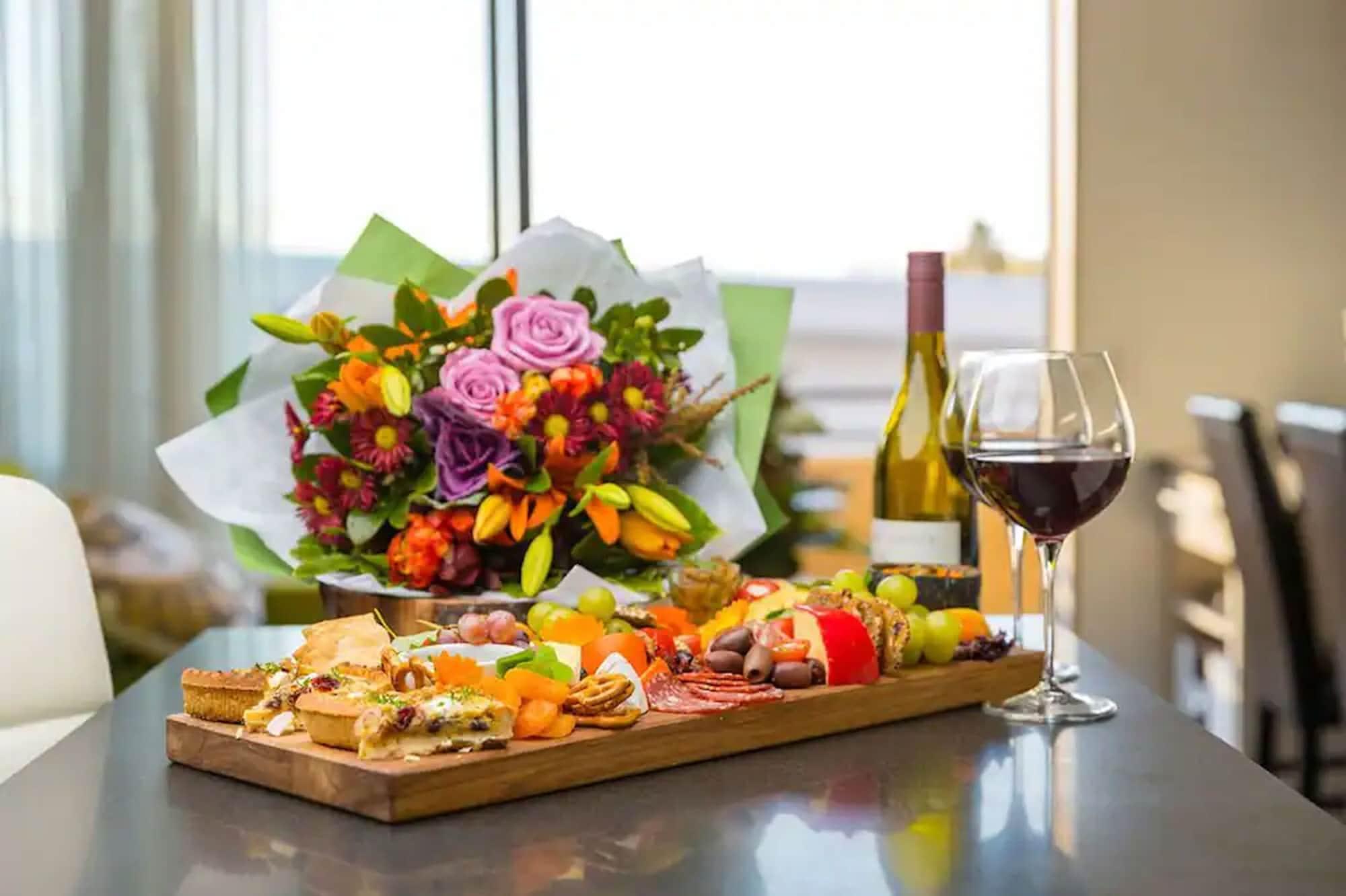 נלסון Palazzo Motor Lodge מראה חיצוני תמונה A cheese board with wine