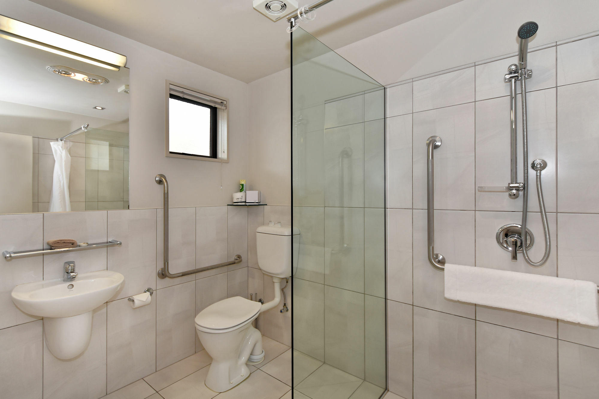 נלסון Palazzo Motor Lodge מראה חיצוני תמונה A modern bathroom with a shower cubicle