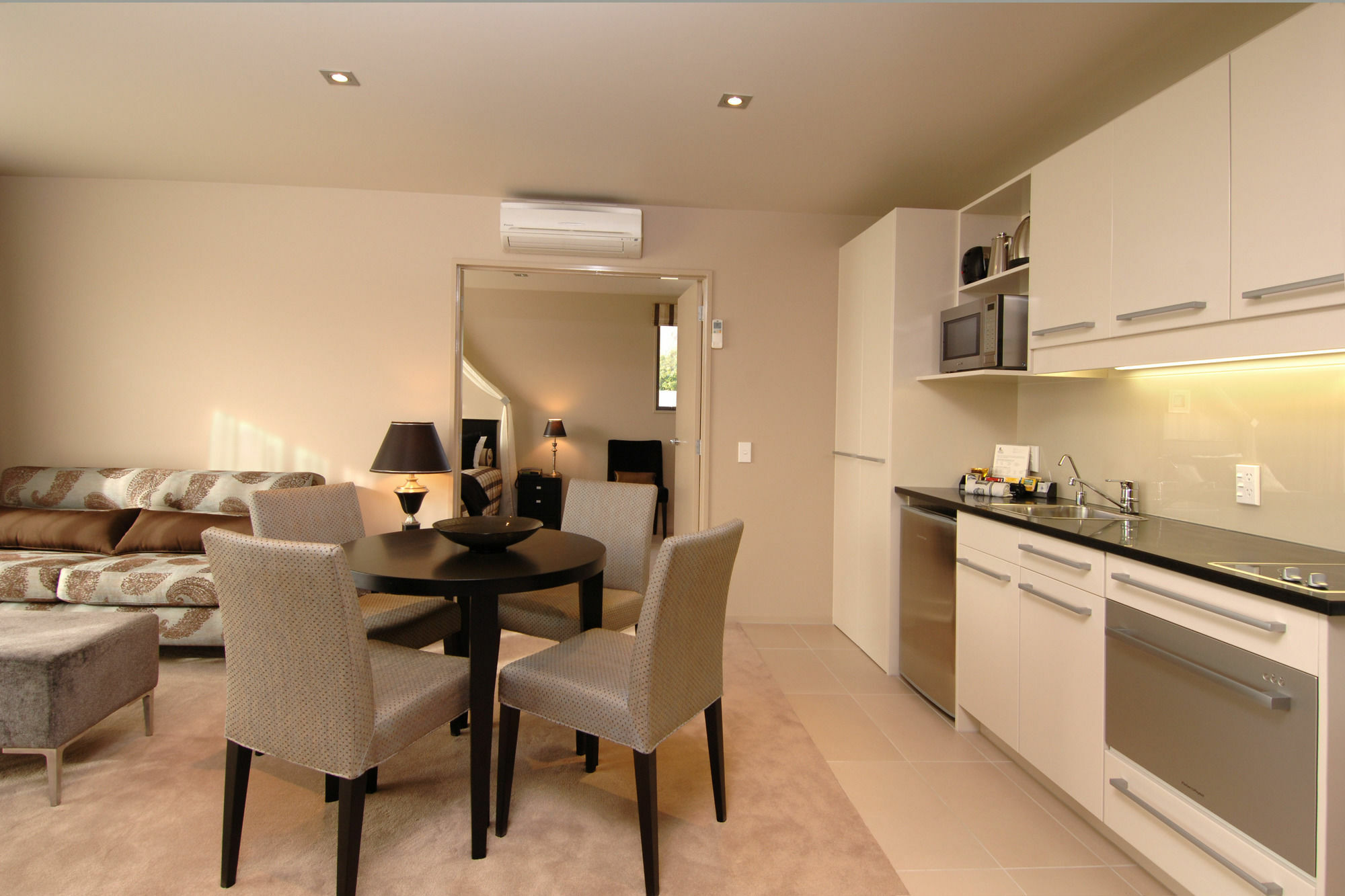 נלסון Palazzo Motor Lodge מראה חיצוני תמונה A staged photo of a kitchen and dining room
